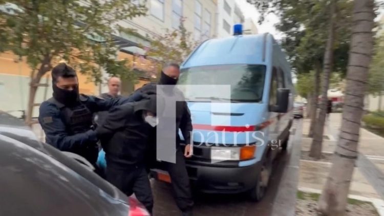 Θάνατος 3χρονου Άγγελου: Με σκυμμένο κεφάλι έφτασαν στα δικαστήρια η μητέρα και ο πατριός