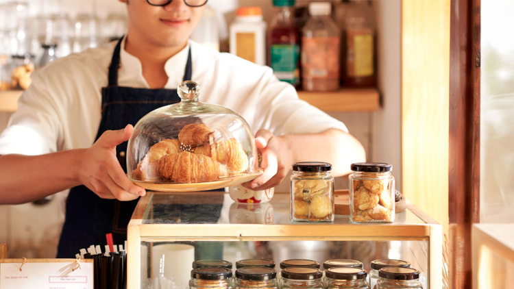 Με αυξήσεις 12% στους μισθούς η νέα κλαδική σύμβαση για 500.000 εργαζομένους σε εστιατόρια, μπαρ, καφετέριες, δείτε παραδείγματα