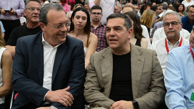 Ασφυκτικό πρέσινγκ στο Φάμελλο να διαλέξει στρατόπεδο: Αυτόνομος ΣΥΡΙΖΑ ή συνεργασία με τον Τσίπρα;
