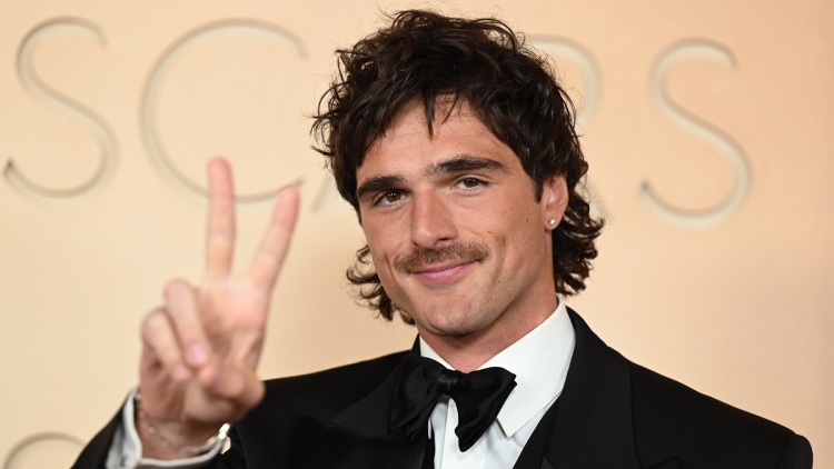 Τζέικομπ Ελόρντι: Τήρησε την υπόσχεση που είχε δώσει στη μητέρα του όταν ήταν 15 χρονών – Την πήρε μαζί του στα Όσκαρ
