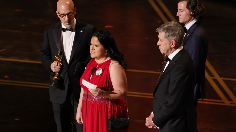 Όσκαρ 2026: Η σπαρακτική στιγμή όπου ανέβηκε στη σκηνή μια μητέρα που έχασε την κόρη της σε πυροβολισμούς (βίντεο)
