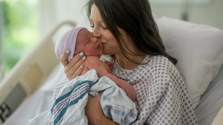 Η Ιωάννα από τα Άγραφα γέννησε το 4ο παιδί της στο Αλεξάνδρα – Αυτή είναι η ιστορία της
