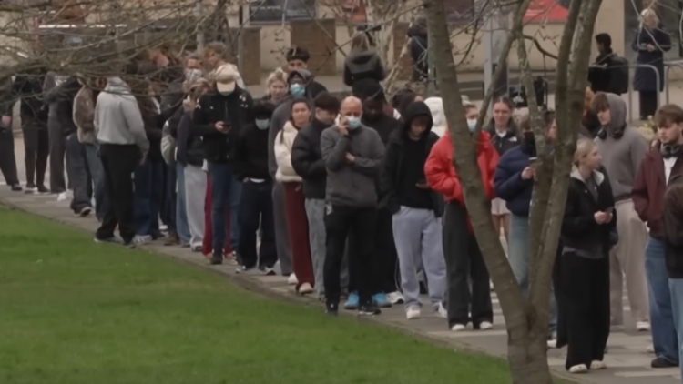 Ένα πάρτι προκάλεσε επιδημία μηνιγγίτιδας στη Βρετανία: Νεκροί, δεκάδες κρούσματα και μαζική χορήγηση αντιβιοτικών σε νέους