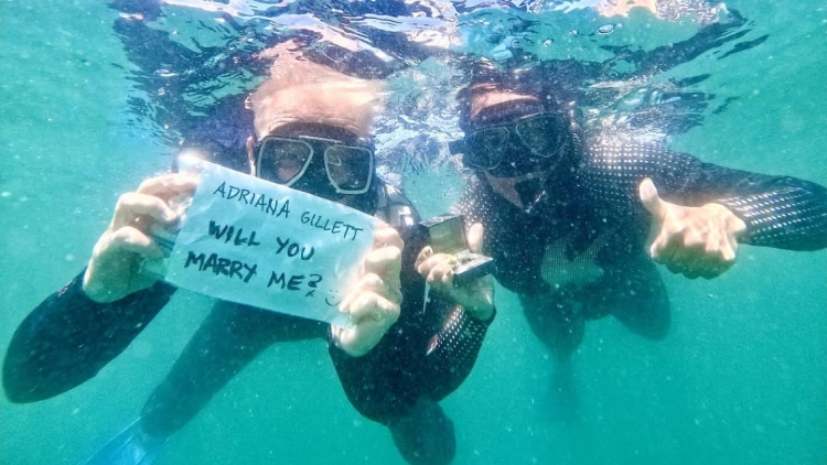 Ο Τζέιμς Χέτφιλντ των Metallica έκανε πρόταση γάμου στη σύντροφό του ενώ κολυμπούσαν δίπλα σε καρχαρίες