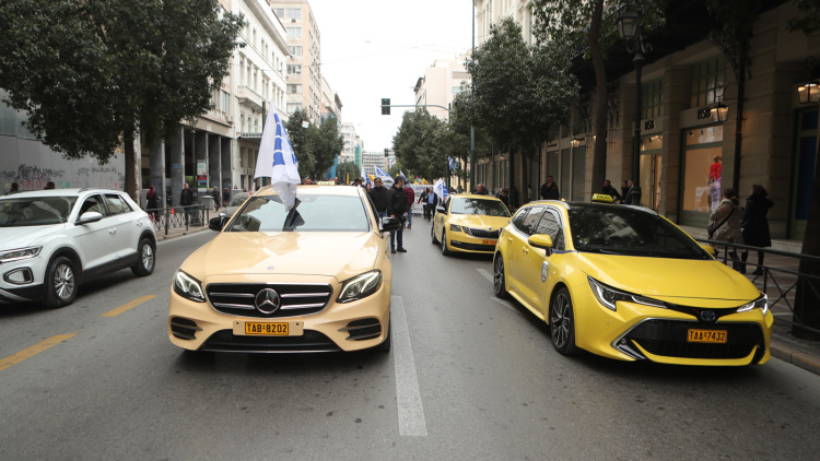 Δεύτερη ημέρα απεργίας των ιδιοκτητών ταξί, συγκέντρωση έξω από τα γραφεία του ΣΑΤΑ