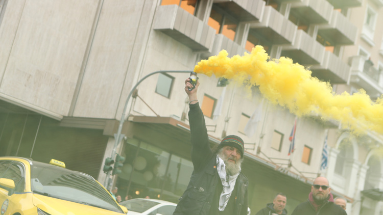 Απεργία στα ταξί: Στους δρόμους με πορεία προς τη Βουλή οι αυτοκινητιστές