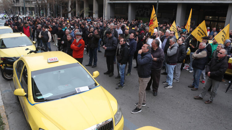 Απεργία στα ταξί: Στους δρόμους με πορεία προς τη Βουλή οι αυτοκινητιστές