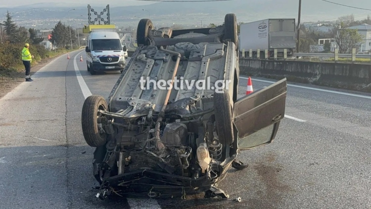 Τροχαίο με ανατροπή ΙΧ στη Θεσσαλονίκη και έναν τραυματία, δείτε βίντεο από το σημείο