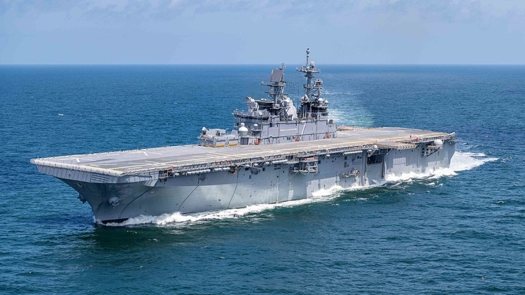 Ανοιχτά της Σιγκαπούρης και προς τη Μέση Ανατολή πλέει το πολεμικό πλοίο των ΗΠΑ USS Tripoli που μεταφέρει χιλιάδες πεζοναύτες