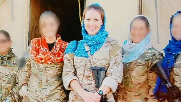 Ποια ήταν η σύζυγος του Τζο Κεντ: Η πολύγλωσση κομάντο των ειδικών δυνάμεων που σκοτώθηκε από βόμβα της ISIS στη Συρία