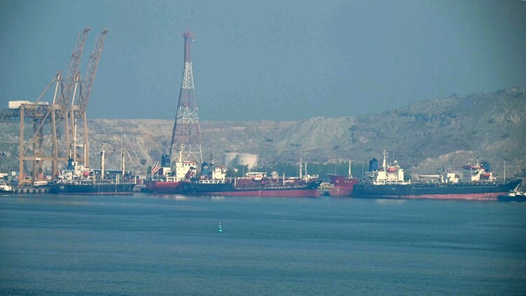 CNBC: Ποια πλοία περνούν τα  Στενά του Ορμούζ και ποια παραμένουν εγκλωβισμένα ή αλλάζουν πορεία