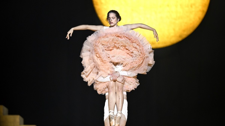 Δημήτρης Παπαϊωάννου: Χορογραφεί τη Rosalia και τιμά τον ελληνικό πολιτισμό διεθνώς (βίντεο)