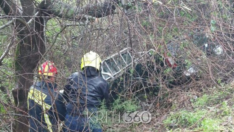 Αυτοκίνητο έπεσε σε γκρεμό και κατέληξε σε δέντρα στα Χανιά, απεγκλωβίστηκαν οι επιβάτες