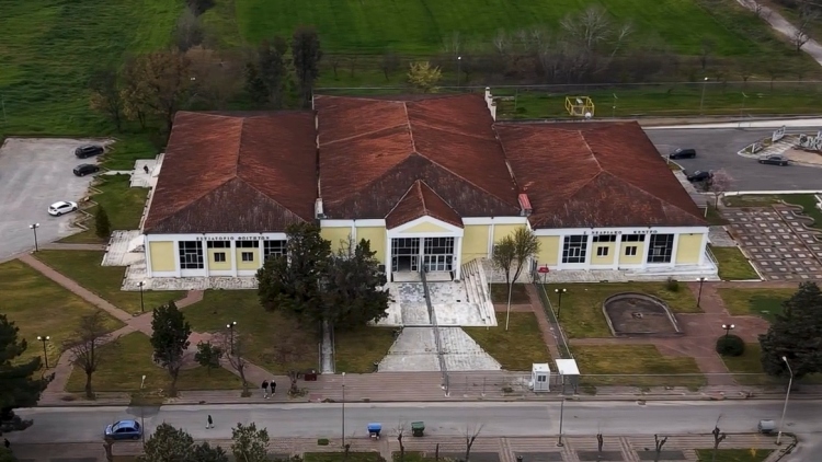 Σε αυτό το κτίριο θα γίνει η πολύκροτη δίκη για την τραγωδία των Τεμπών, δείτε βίντεο από drone