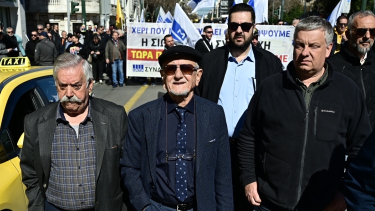 Λυμπερόπουλος κατά Κυρανάκη στη Βουλή: «Δολοφονείς τη δημοκρατία των ταξιτζήδων»