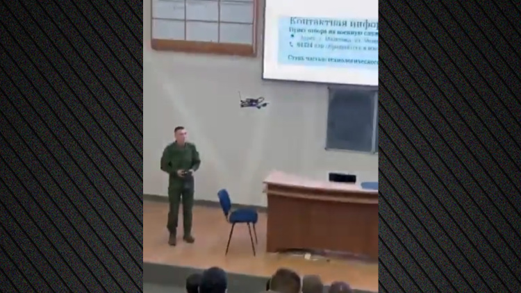 Ρώσος στρατιώτης πετά drone μεσα σε αίθουσα πανεπιστημίου και προκαλεί ατύχημα: Δείτε βίντεο