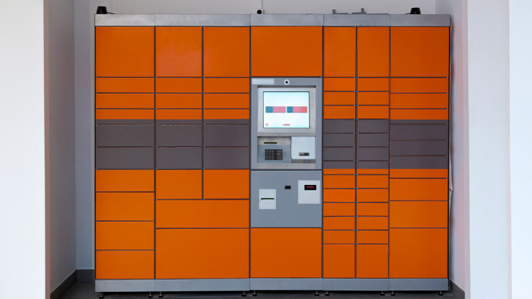 Έπαιζε με τον αδερφό του και εγκλωβίστηκε σε θύρα παραλαβής δεμάτων 7χρονος στην Καβάλα, βίντεο