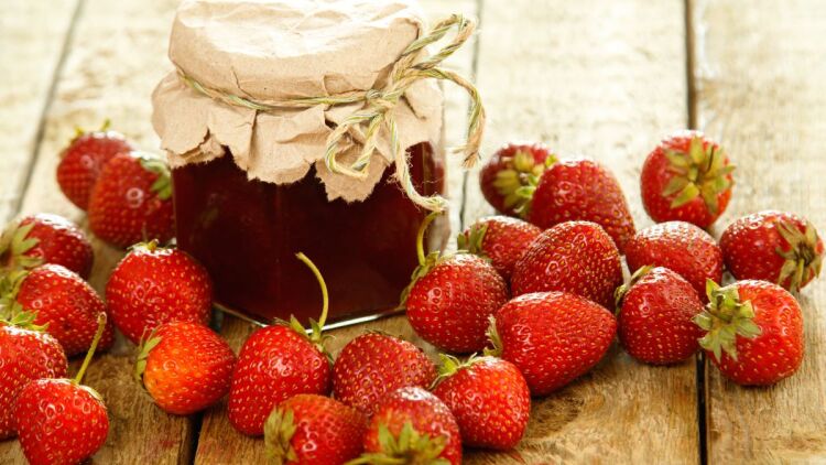 Φράουλες: 7 συνταγές για λικέρ, μαρμελάδα και γλυκό του κουταλιού