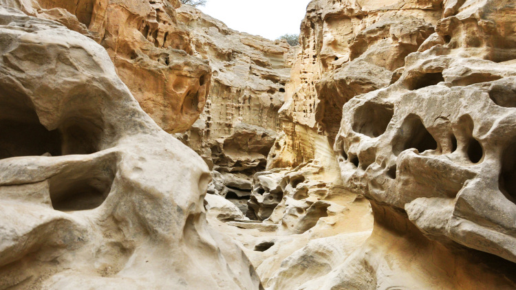 Το νησί των πυραύλων: Γιατί το Κεσμ στα Στενά του Ορμούζ χαρακτηρίζεται «αβύθιστο αεροπλανοφόρο» του Ιράν και πώς μπορεί να κρίνει τον πόλεμο