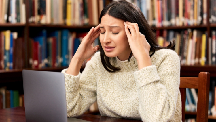 Μηνιγγίτιδα: Γιατί «χτύπαει» τα Πανεπιστήμια – Τα συμπτώματα που δεν πρέπει να αγνοήσουμε
