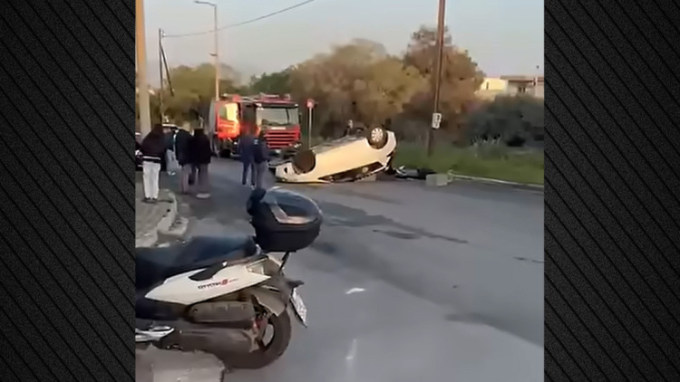 Αυτοκίνητο αναποδογύρισε στη μέση του δρόμου στο Ηράκλειο Κρήτης, εγκλωβίστηκε η οδηγός, δείτε βίντεο