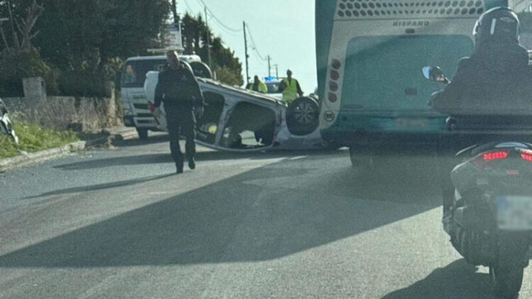 Αυτοκίνητο αναποδογύρισε στη μέση του δρόμου στο Ηράκλειο Κρήτης, εγκλωβίστηκε η οδηγός