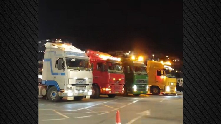 Φορτηγά στη Λέρο αποχαιρετούν με κόρνες και αναμμένα φώτα το Blue Star 2 που πάει για συντήρηση, δείτε βίντεο