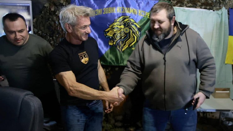 Ο Σον Πεν επισκέφθηκε ουκρανική μηχανοκίνητη ταξιαρχία, 20 χιλιόμετρα από το μέτωπο, φωτογραφίες