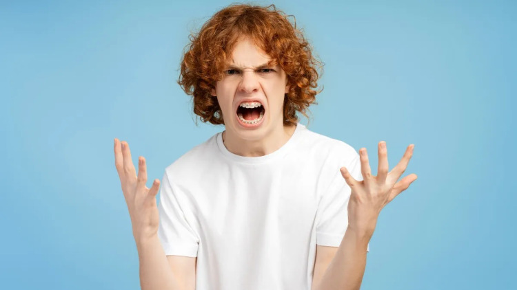 Γιατί γερνούν πιο γρήγορα οι επιθετικοί έφηβοι – Τι δείχνει νέα μελέτη για φλεγμονή, άμυνα και καρδιά
