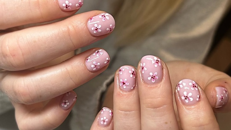 «Cherry Blossom Nails»: Το manicure της Hailey Bieber που θα κυριαρχήσει στις ανοιξιάτικες τάσεις
