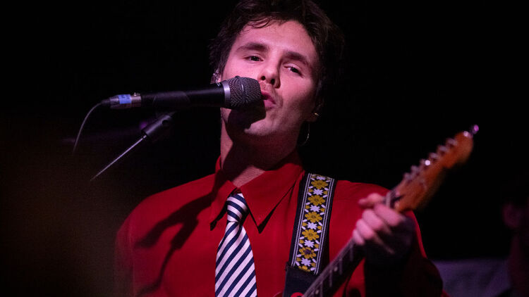 To τραγούδι του δεύτερου γιου των Μπέκαμ με την αναφορά στον αδερφό του, που κατηγορεί τους γονείς τους (βίντεο)