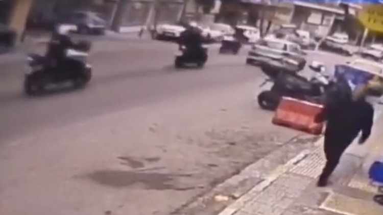 Βίντεο από την καταδίωξη με μηχανή και σύλληψη γνωστού τράπερ στα Άνω Πατήσια, πέταξαν μαχαίρι κατά τη διαφυγή