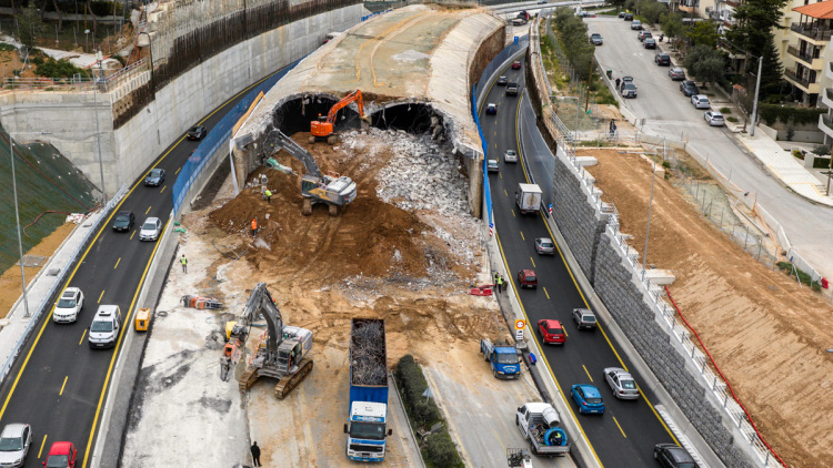 Θεσσαλονίκη: Εντυπωσιακές εικόνες από την κατεδάφιση του τούνελ στον Περιφερειακό για το Flyover