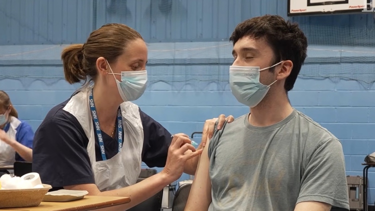 Βρετανία: Σε 27 ανέρχονται τα επιβεβαιωμένα και ύποπτα κρούσματα της επιδημίας μηνιγγίτιδας στην Αγγλία