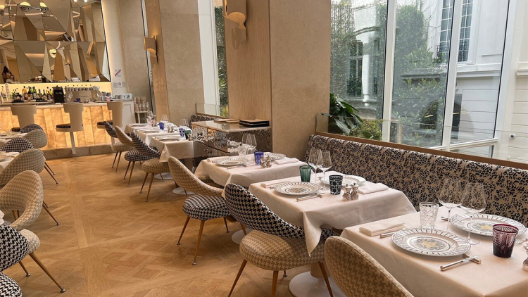 Η εμπειρία στα καφέ και τα εστιατόρια των λαμπερών οίκων μόδας