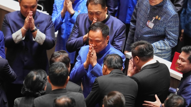 Επανεξελέγη στην πρωθυπουργία της Ταϊλάνδης ο συντηρητικός ηγέτης Ανουτίν Τσαρνβιρακούλ