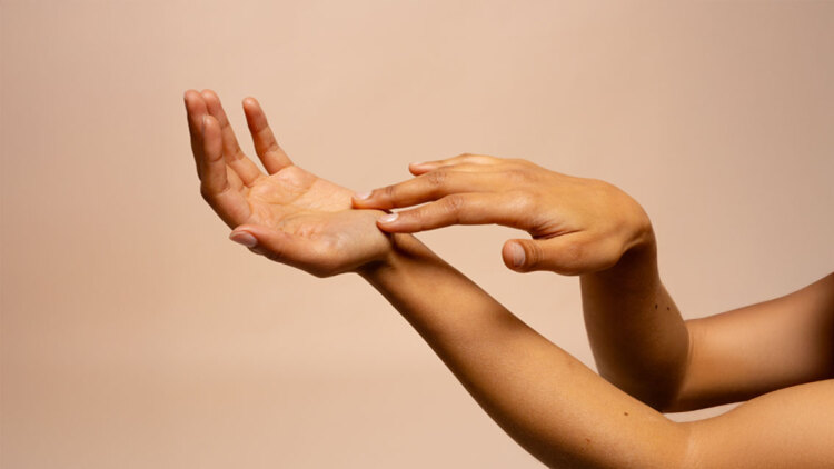 Εχετε κρύα χέρια; Αυτοί είναι οι λόγοι