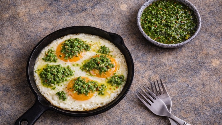 Αυγά με τσιμιτσούρι: μήπως ήρθε η ώρα να το δοκιμάσετε;