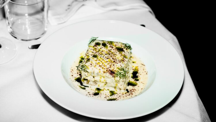 Στον Άσωτο για τον τετράγωνο λαχανοντολμά και το καλύτερο μοσχαρίσιο ταρτάρ