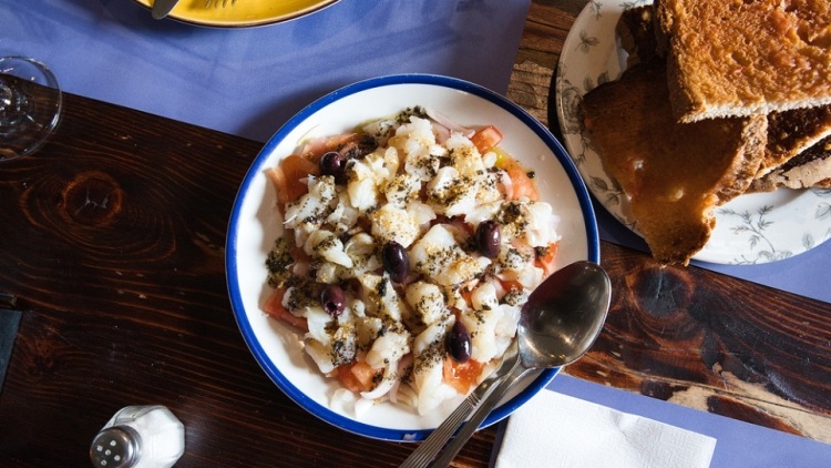 Μπακαλιάρος ξελουριστός: To ελληνικό «σεβίτσε» που τρώγεται την 25η Μαρτίου