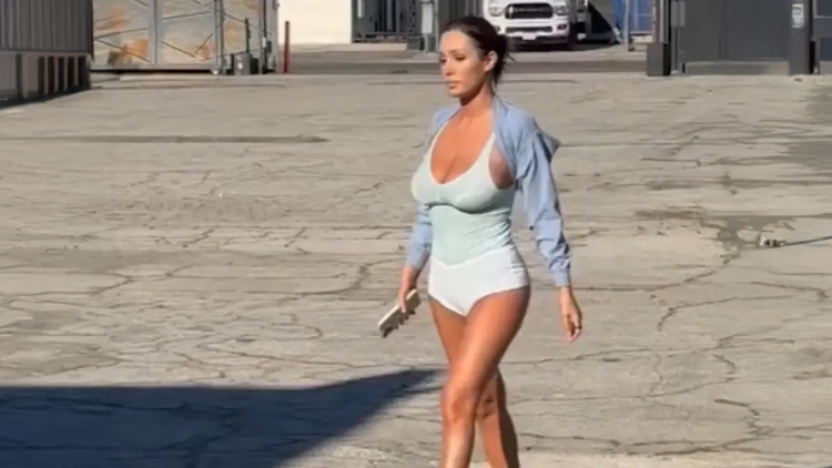 H Μπιάνκα Σενσόρι επέστρεψε στις σέξι εμφανίσεις: Δείτε βίντεο από επίσκεψη σε στούντιο στο Λος Άντζελες