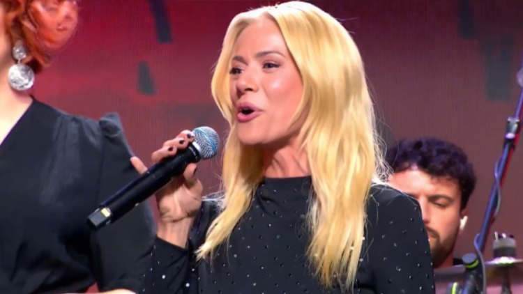 Η Ζέτα Μακρυπούλια τραγουδάει σε ύφος Eurovision για χάρη του Γιώργου Καπουτζίδη, δείτε βίντεο