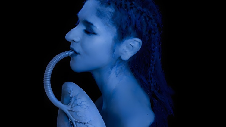 Η αναπηρία δεν εμπόδισε την Εύα Λαμπάρα να δημιουργεί, να ονειρεύεται και να απολαμβάνει τη ζωή της
