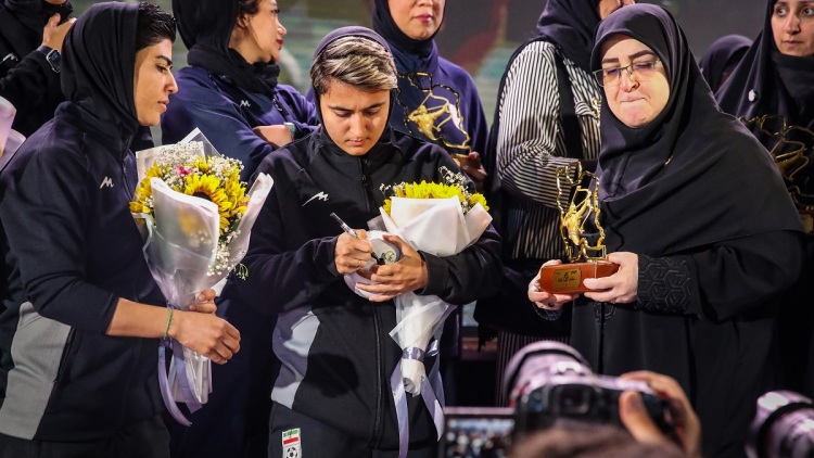 Επιστροφή των αθλητριών στο Ιράν: Μουδιασμένες στην τελετή υποδοχής, όπως δείχνει νέο βίντεο
