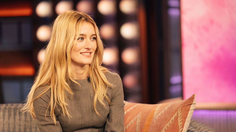 Τζιν με σακάκι: Η Σάρα Πίτζεον φόρεσε τον κλασικό συνδυασμό με τον πιο φρέσκο τρόπο
