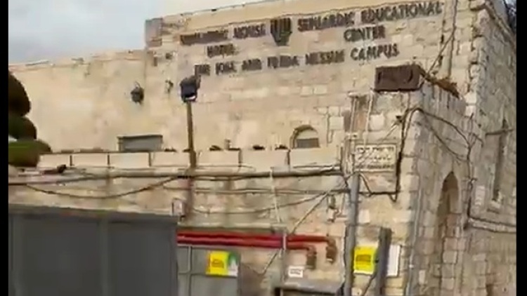 Το Ιράν επιτέθηκε στην Παλιά Πόλη της Ιερουσαλήμ: Δείτε τη στιγμή που θραύσμα βαλλιστικού πέφτει σε χώρο στάθμευσης