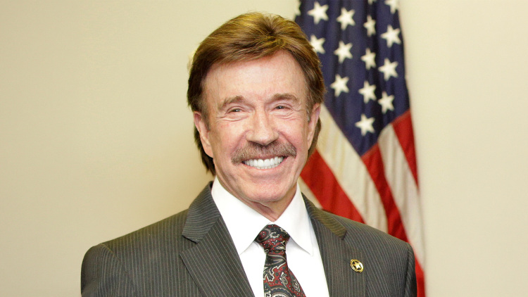 Τσακ Νόρις: Πώς ο μικρός ντροπαλός Ινδιάνος, κατέκτησε το Χόλιγουντ και γιατί τον έλεγαν «Σταλόνε των φτωχών» 