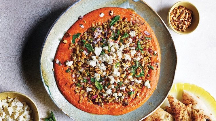 Μουχαμάρα κόκκινης πιπεριάς µε freekeh και φέτα