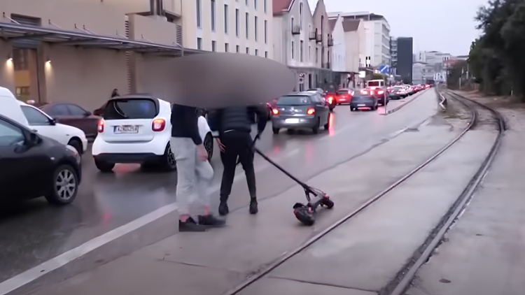 Δείτε βίντεο: Νεαροί πάνω σε ηλεκτρικό πατίνι στην Πάτρα έπεσαν την ώρα που μεταδιδόταν live ρεπορτάζ