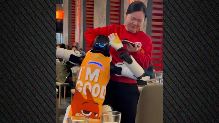 Δείτε βίντεο: Ρομπότ σε εστιατόριο βγήκε εκτός ελέγχου, δεν σταματούσε να χορεύει και εκτόξευε φαγητά σε πελάτες